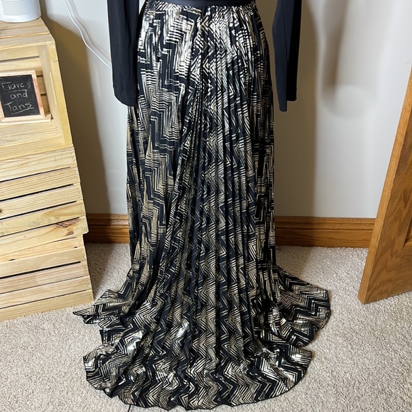 LuLaRoe DeAnne Black And Gold Chevron Print Pleated Long Dress Large - Picture 6 of 10